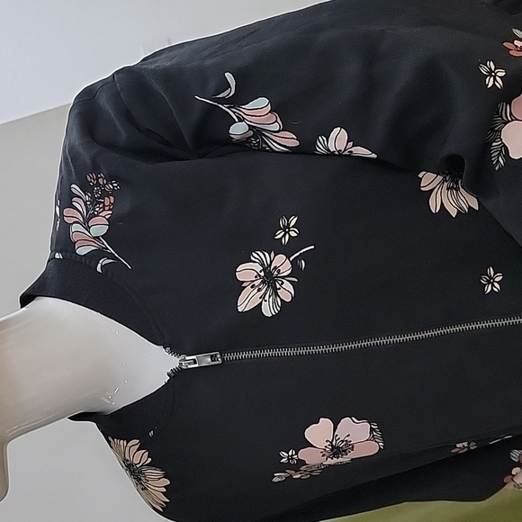 Who What Wear Deep  Black Pink Floral Zip Up Crop Jacket Size Large - Picture 2 of 9